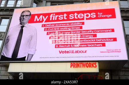 Un panneau d'affichage électronique à Manchester, au Royaume-Uni, énumère le Parti travailliste « mes premiers pas pour le changement » avec une photo du député Sir Keir Starmer Banque D'Images