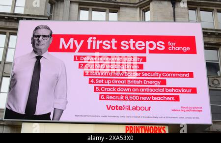 Un panneau d'affichage électronique à Manchester, au Royaume-Uni, énumère le Parti travailliste « mes premiers pas pour le changement » avec une photo du député Sir Keir Starmer Banque D'Images