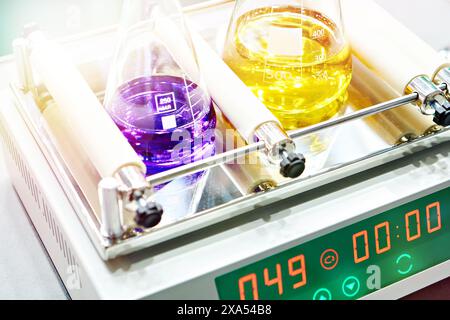 Agitateur de laboratoire et flacons avec solution Banque D'Images
