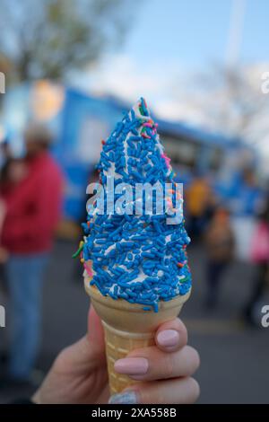 Un cornet de crème glacée avec des saupoudrages colorés sur le dessus Banque D'Images