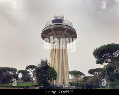 Italie, Rome - 01 avril 2024 : Tour piézométrique dans le quartier EUR avec restaurant panoramique il Fungo en haut Banque D'Images