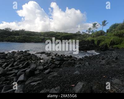 Une plage pittoresque rivage avec des rochers au bord de l'océan Banque D'Images