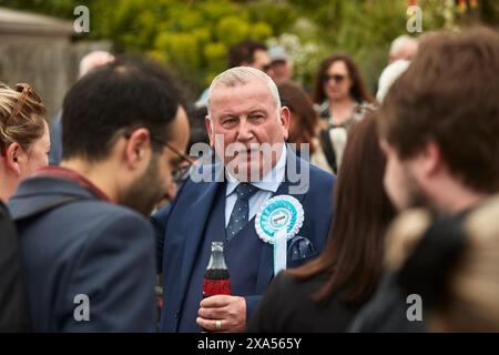 Nigel Farage lance la campagne électorale générale 2024 à Clacton on Sea. Andrew Mack, qui était le candidat de la réforme, a mis de côté pour Farage Watches on. Banque D'Images