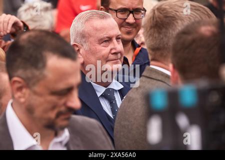 Nigel Farage lance la campagne électorale générale 2024 à Clacton on Sea. Andrew Mack, qui était le candidat de la réforme, a mis de côté pour Farage Watches on. Banque D'Images