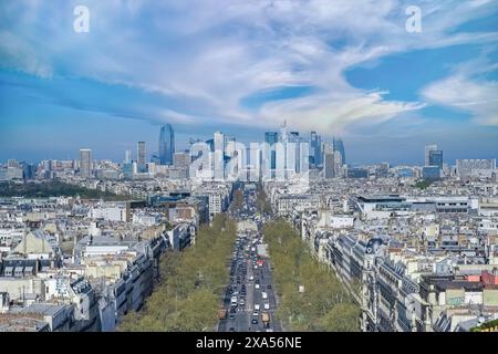 Paris, belles façades et toits haussmanniens dans un quartier luxueux de la capitale, vue depuis l'arc de triomphe, avec les tours de Défense Banque D'Images