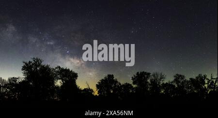 Une photo panographique du ciel austral avec la voie lactée s'élevant Banque D'Images