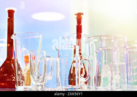 Boîtes en verre de laboratoire, bouteilles, bocaux et flacons en magasin Banque D'Images