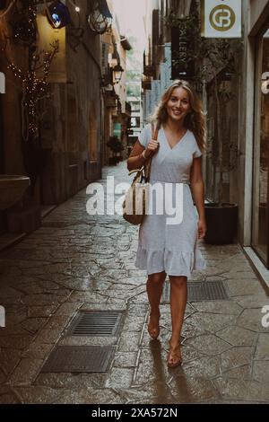 Jeune femme touristique attrayante portrait souriant à Palma de Majorque Espagne Europe Banque D'Images