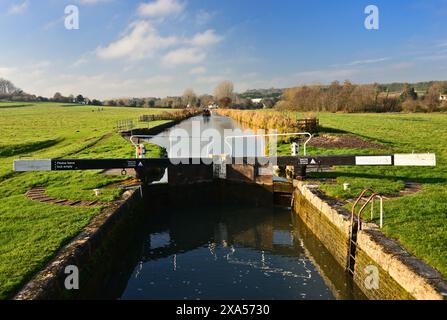 Soleil d'automne à Marsh Lock sur le canal Kennet & Avon près de Hungerford, vu du pont tournant qui enjambe la chambre d'écluse. Banque D'Images