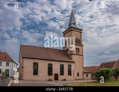 Goxwiller, France - 06 29 2023 : vue de l'église dans l'allée de l'église de Goxwiller Banque D'Images