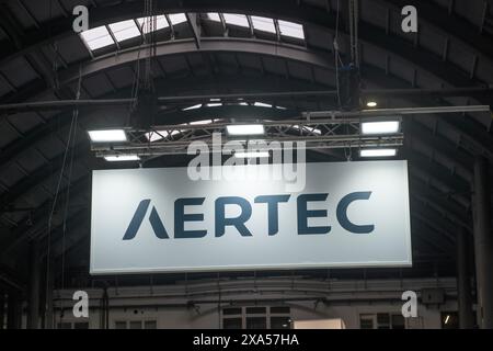 Barcelone, Espagne. 04 juin 2024. Le logo de la société espagnole Aertec vu au salon Unvex 24. Une nouvelle édition d'Unvex, le plus grand événement sur les véhicules aériens sans pilote (UAV) et les systèmes, aura lieu à Barcelone les 4 et 5 juillet au Hall 1 du parc des expositions de la Fira de Barcelona Montjuic. Crédit : SOPA images Limited/Alamy Live News Banque D'Images