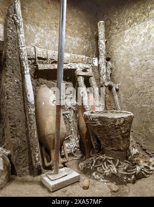 Des outils de charpentier ont été découverts dans une villa romaine du quartier servile de Civita Giuliana dans la banlieue de l'ancienne ville de Pompéi, en Italie, en mai 2024. La pièce contient un lit, ainsi que des outils de travail et ce qui semble être un cadre, peut-être d'un autre lit, démonté : paniers, une longue corde, des morceaux de bois et une scie à lame, qui ne semble pas très différente des scies traditionnelles utilisées jusqu'à récemment, sont également reconnus. Même un morceau de corde a été identifié comme une empreinte dans le sol, ce qui le maintenait sous tension. La chambre était exceptionnellement bien conservée et c'était po Banque D'Images