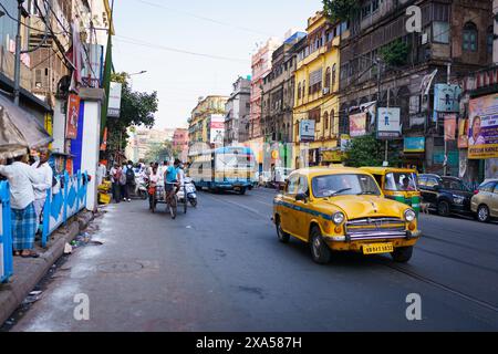 Kolkata, Inde - 20 novembre 2023 : les taxis et taxis jaunes traditionnels Ambassador, qui caractérisent les rues de la ville, sont vus sur les routes de la ville. Banque D'Images