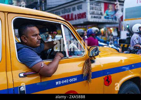 Kolkata, Inde - 20 novembre 2023 : les taxis et taxis jaunes traditionnels Ambassador, qui caractérisent les rues de la ville, sont vus sur les routes de la ville. Banque D'Images