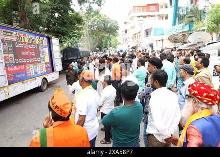 Bengaluru. 4 juin 2024. Les gens regardent les résultats des élections en direct à la télévision à Bengaluru, en Inde, le 4 juin 2024. Le dépouillement des votes a commencé en Inde mardi après que le scrutin pour les élections générales a eu lieu en sept phases du 19 avril au 1er juin, a confirmé un responsable de la Commission électorale de l'Inde (ECI). Les résultats définitifs devraient être annoncés mardi soir ou mercredi. Les gagnants deviendront membres de la chambre basse du Parlement indien, la « Lok Sabha », ou la Chambre du peuple. Crédit : Xinhua/Alamy Live News Banque D'Images