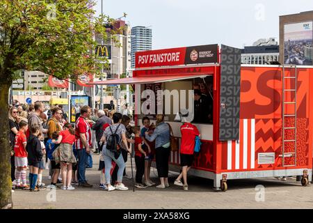 Les fans qui se tiennent devant le stade Philips et qui achètent des articles dans la boutique de fanstore du PSV. Le club de football néerlandais PSV EINDHOVEN Banque D'Images