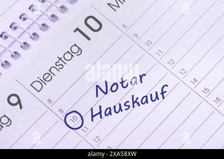 Terminkalender mit Eintrag Notar und Hauskauf in einem Kalender ist ein Termin vorgemerkt für Notar und Hauskauf *** calendrier de rendez-vous avec notaire Banque D'Images