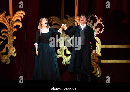 Sondra Radvanovsky (Maddalena di Coigny) et Jonas Kaufmann (Andrea Chenier) au rideau appellent à la répétition d'ANDREA CHENIER par Umberto Giordano au Royal Opera, Covent Garden, Londres WC2 le 28/05/2024. Banque D'Images