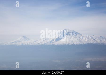 Une vue panoramique du mont Ararat couvert de neige blanche sous un ciel bleu nuageux Banque D'Images