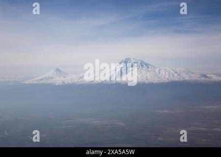 Une vue panoramique du mont Ararat couvert de neige blanche sous un ciel bleu nuageux Banque D'Images