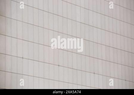 Un gros plan du bâtiment avec une surface carrelée blanche Banque D'Images
