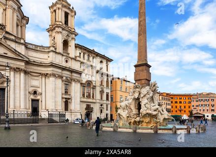 Fontaine des quatre fleuves (Fontana dei Quattro Fiumi) sur la place Navona, Rome, Italie. Banque D'Images