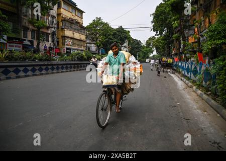 Kolkata, Inde. 03 juin 2024. Un homme vu rouler à vélo tout en transportant des sacs en plastique avant le dépouillement final des élections générales (Lok-SABHA) en Inde. (Photo de Dipayan Bose/SOPA images/SIPA USA) crédit : SIPA USA/Alamy Live News Banque D'Images