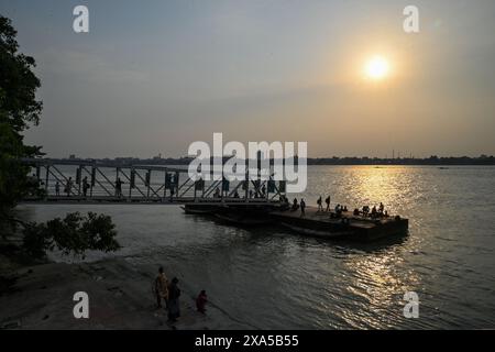 Kolkata, Inde. 03 juin 2024. Les navetteurs quotidiens attendent un ferry au lancement du ghat au coucher du soleil avant le dépouillement final des élections générales (Lok-SABHA) en Inde. (Photo de Dipayan Bose/SOPA images/SIPA USA) crédit : SIPA USA/Alamy Live News Banque D'Images