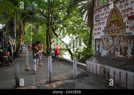 Kolkata, Inde. 03 juin 2024. Un dévot porte un pot d'eau, à côté d'un temple sur le côté ghat du Gange avant le dépouillement final de l'élection générale (Lok-SABHA) en Inde. (Photo de Dipayan Bose/SOPA images/SIPA USA) crédit : SIPA USA/Alamy Live News Banque D'Images