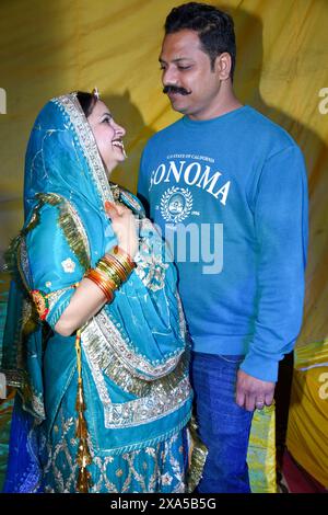 Un homme et une femme en tenue bleue debout ensemble Banque D'Images
