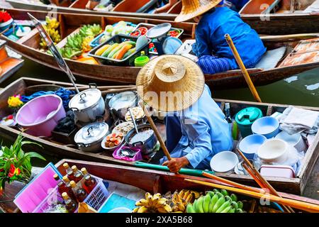 Marché flottant traditionnel à Damnoen Saduak près de Bangkok, Thaïlande. Vendeurs sur Damnoen Saduak Floating Market, Bangkok en Thaïlande Banque D'Images