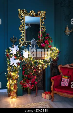Décorations de maison de Noël avec décor festif et cheminée intérieure. Banque D'Images