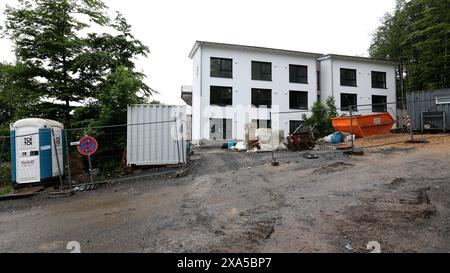 Baustelle, Neubau Wohnen und Pflege am Wald. Neubau Altenheim Friedenshort. Baustelle AM 22.05.2024 à Freudenberg/Deutschland *** chantier, nouveau bâtiment, vie et soins à la forêt Nouveau bâtiment Maison de retraite Friedenshort chantier le 22 05 2024 à Freudenberg Allemagne Banque D'Images