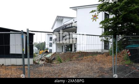 Baustelle, Neubau Wohnen und Pflege am Wald. Neubau Altenheim Friedenshort. Baustelle AM 22.05.2024 à Freudenberg/Deutschland *** chantier, nouveau bâtiment, vie et soins à la forêt Nouveau bâtiment Maison de retraite Friedenshort chantier le 22 05 2024 à Freudenberg Allemagne Banque D'Images