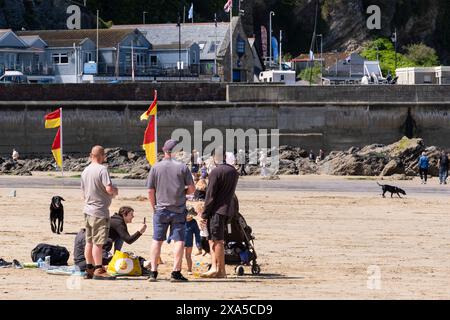 Vacanciers se relaxant sur la plage de Towan à marée basse à Newquay en Cornouailles au Royaume-Uni. Banque D'Images