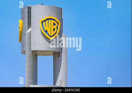 ABU DHABI - Mar 29 : logotype de Warner Bros devant l'entrée du parc à thème WB World à Abu Dhabi le 29 mars. 2024 aux Émirats arabes Unis. Banque D'Images