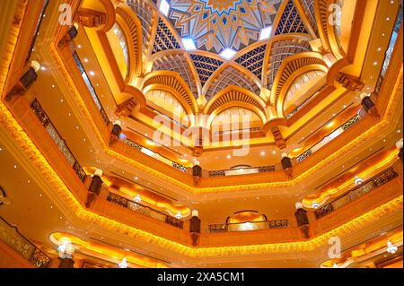 ABU DHABI - mars 30 : intérieur de l'hôtel Emirates Palace Mandarin Oriental avec dôme au-dessus du hall d'entrée à Abu Dhabi le 30 mars. 2024 aux Émirats arabes Unis Banque D'Images