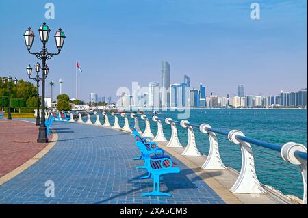 Vue sur le front de mer d'Abu Dhabi avec mer, gratte-ciel depuis le quai de Corniche Banque D'Images