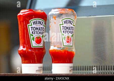 BERLIN - 1er MAI : gros plan de deux bouteilles de ketchup de tomates Heinz usagées dans un café de rue à Berlin le 1er mai. 2024 en Allemagne Banque D'Images