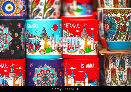 ISTANBUL - 1er MAI : tasses souvenirs faites à la main avec des attractions au marché de rue d'Istanbul le 1er mai. 2024 en Turquie Banque D'Images