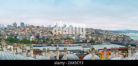 ISTANBUL - MAI 01 : vue panoramique d'Istanbul avec le vieux quartier historique, l'architecture, la mer, la Tour Galata. Photo longue comme panorama le 01 mai. 2024 Banque D'Images