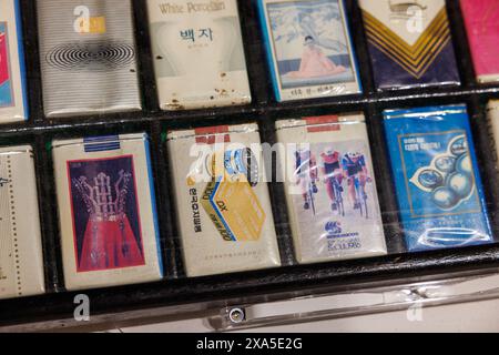 Une boîte de cigarettes dans des étuis en plastique exposés Banque D'Images