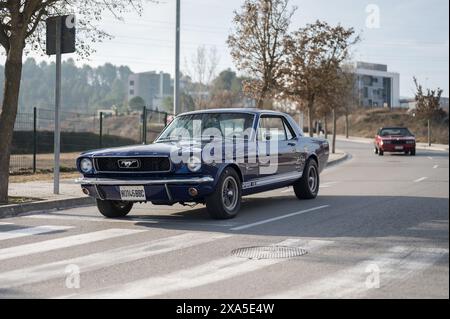 Vue avant d'une belle voiture américaine classique Ford Mustang première génération moteur V8 289 de couleur bleue, il roule dans la rue Banque D'Images