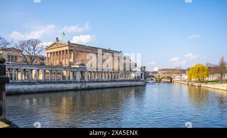 Une vue sereine sur la vieille Galerie nationale située le long de la rive de Berlin, avec une architecture classique et un ciel dégagé. Allemagne Banque D'Images