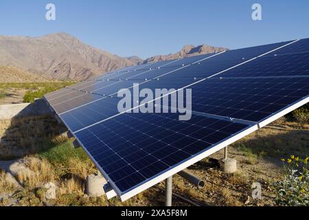 Un petit tableau de panneaux solaires installés à Borrego Springs, une zone désertique du sud de la Californie, montré en 2024. Banque D'Images