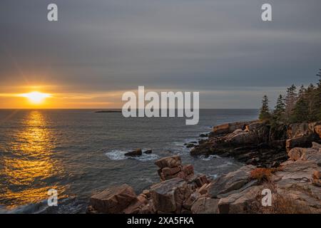 Lever de soleil de novembre depuis Otter Cliffs. Parc national d'Acadia, Maine, États-Unis. Banque D'Images