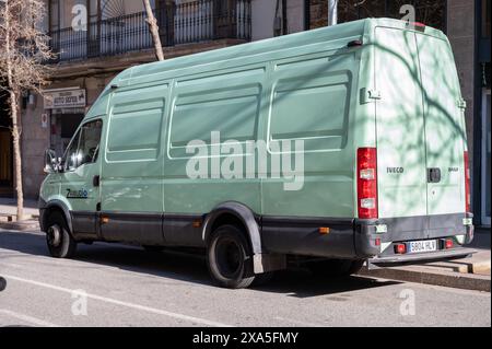 Un grand van de livraison quotidienne Iveco vert stationné dans les rues de la ville de Barcelone Banque D'Images