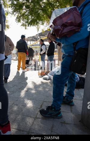 Photos cachées de vendeurs de rue illégaux appelés 'top manta' en Espagne. Ils vendent des produits contrefaits ou volés et fuient quand ils voient le p Banque D'Images