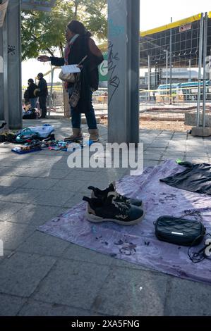 Photos cachées de vendeurs de rue illégaux appelés 'top manta' en Espagne. Ils vendent des produits contrefaits ou volés et fuient quand ils voient le p Banque D'Images