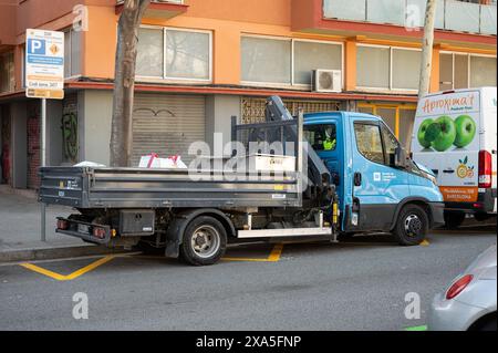 Un Pipeline and Works services Vehicle Iveco Daily Truck avec bras de grue à Barcelone Banque D'Images